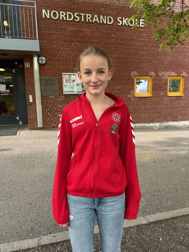 Et barn iført rød jakke
